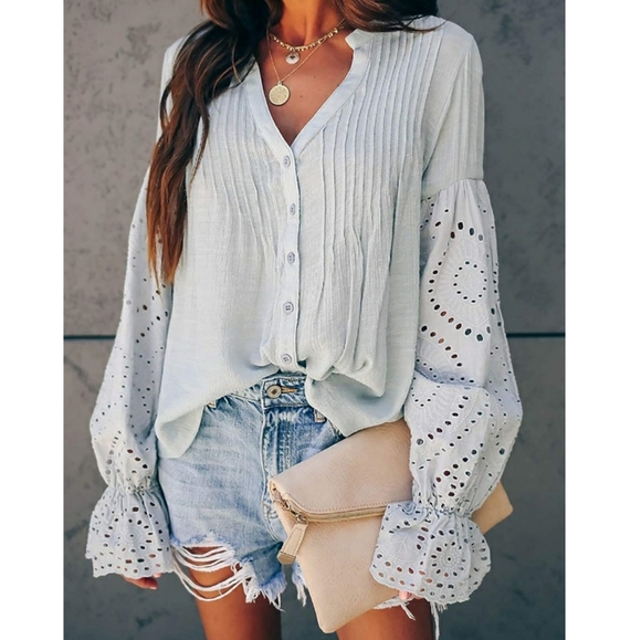 🎊HOST PICK🎊Flowy Bell Sleeve Button Down - Picture 4 of 6